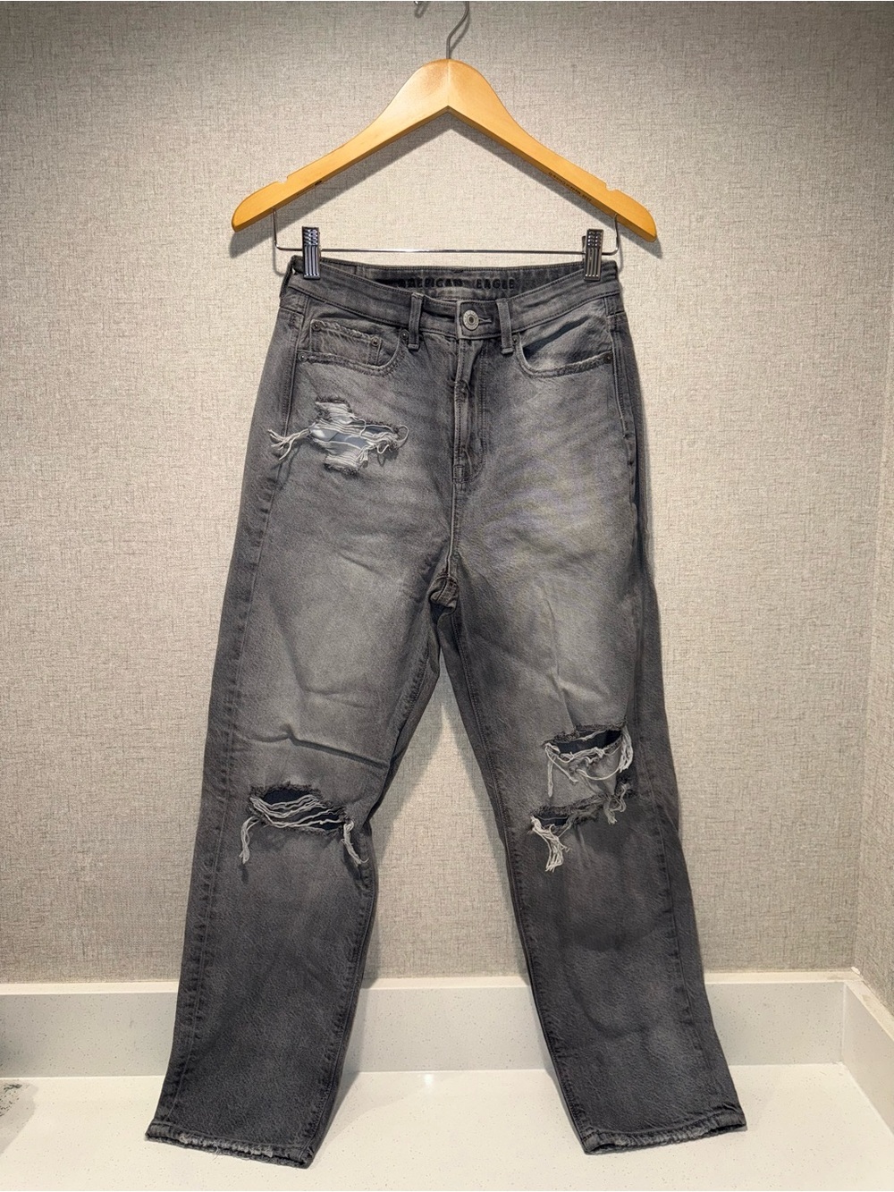 {American Eagle} Women's Distressed Gray Jeans - Casual Ripped Denim